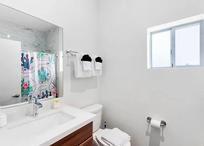 Bright Micro-flat Steps From Dtph Pool & Parking *
