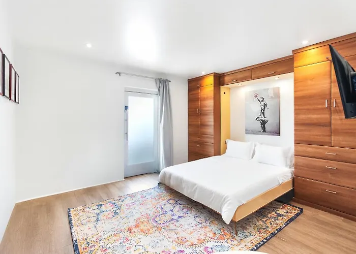 Bright Micro-flat Steps From Dtph Pool & Parking Apartamento